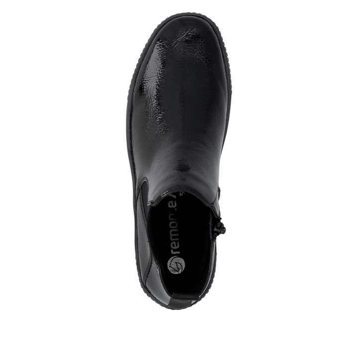 Vegane, schwarze remonte Chelsea Boots R7994-02 mit einem Reißverschluss. Schuh von oben.
