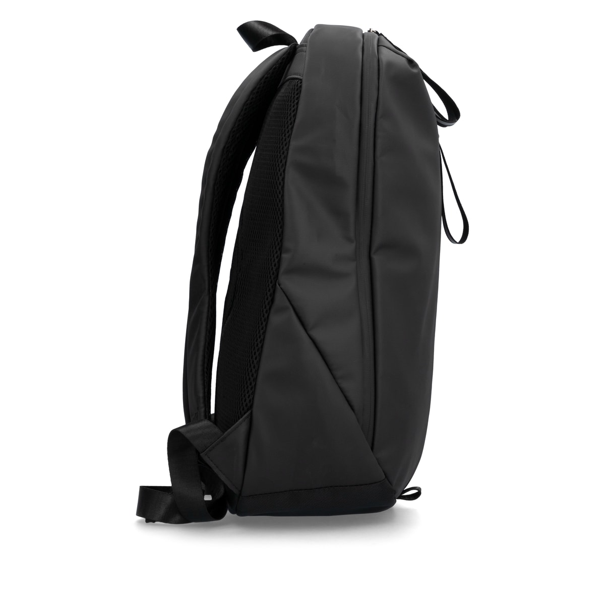 Shoppe jetzt den remonte Rucksack Q0531-00 in Schwarz mit mattem Finish, Reißverschluss, Laptopfach und reflektierenden Schlaufen an den Reißverschlüssen. Rechtsseitig.