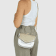 remonte Damen Handtasche Q0627-00 in Glanzschwarz aus Kunstleder mit Überschlag und Reißverschluss. Handtasche getragen.