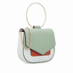 remonte Damen Handtasche Q0627-00 in Glanzschwarz aus Kunstleder mit Überschlag und Reißverschluss. Handtasche getragen.