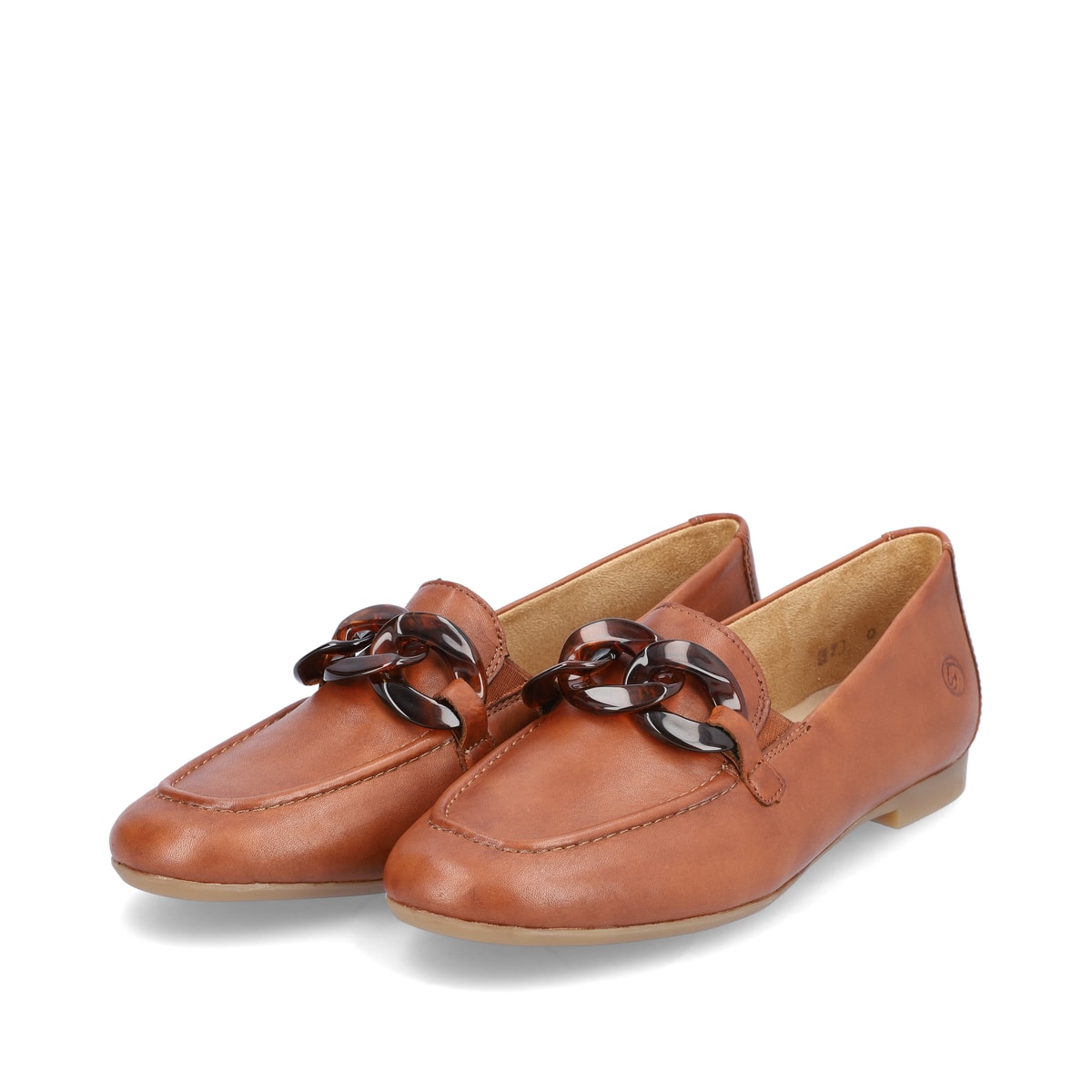 Braune remonte Damen Loafer D0K00-24 mit einem Gummizug. Schuhpaar seitlich schräg.