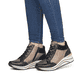 
Schwarze remonte Damen Sneaker D0T70-01 mit einer dämpfenden Sohle mit Keilabsatz. Schuh am Fuß