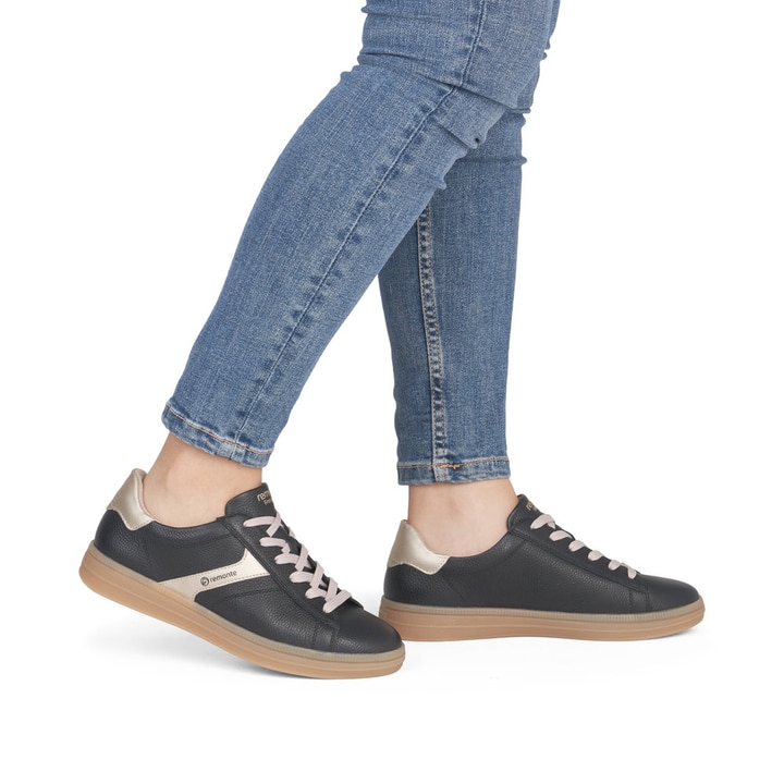 Baskets basses remonte noires pour femme D2C07-03 avec lacets. Chaussure au pied.