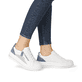 Weiße remonte Damen Sneaker Low D1C01-84 mit Reißverschluss sowie Komfortweite G. Schuh am Fuß.