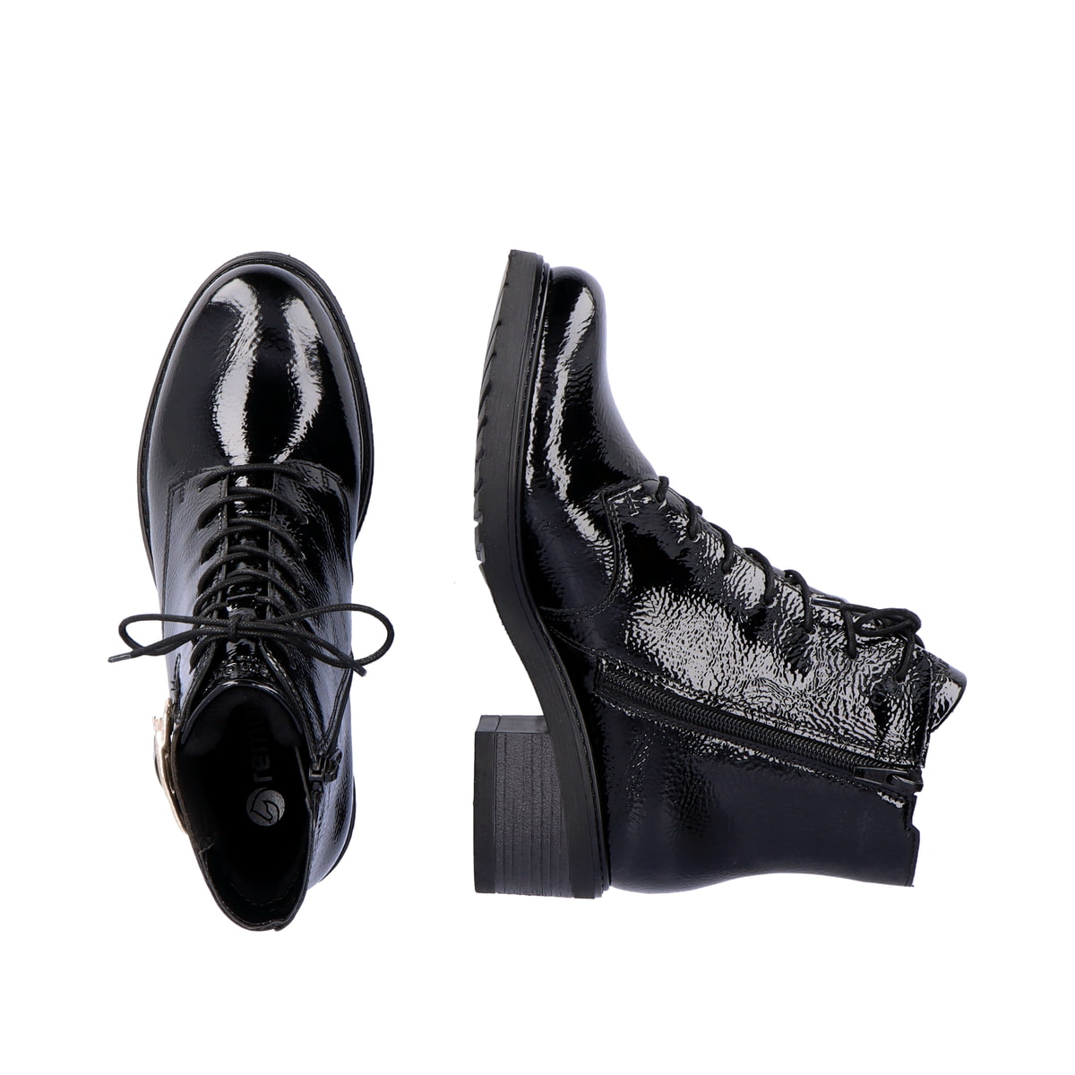 Glanzschwarze remonte Damen Biker Boots D1A72-01 mit runder Zierschnalle. Schuh von oben, liegend.