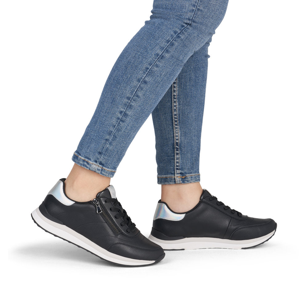 Schwarze remonte Damen Sneaker D3F00-03 mit Reißverschluss sowie Extraweite H. Schuh am Fuß.