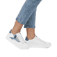 Perlweiße vegane remonte Damen Sneaker D0J03-80 mit einem Reißverschluss. Schuh am Fuß.