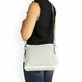 remonte Damen Handtasche Q0627-00 in Glanzschwarz aus Kunstleder mit Überschlag und Reißverschluss. Handtasche getragen.