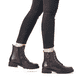 Rote remonte Damen Biker Boots D8671-35 mit markanten Ösen sowie Reißverschluss. Schuh am Fuß.
