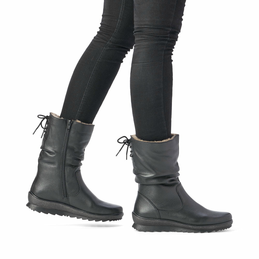 
Tiefschwarze remonte Damen Kurzstiefel R8471-01 mit einer flexiblen Profilsohle. Schuh am Fuß
