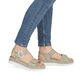 Grüne remonte Riemchensandalen D3P53-52 mit trendiger Schnalle. Schuh am Fuß.
