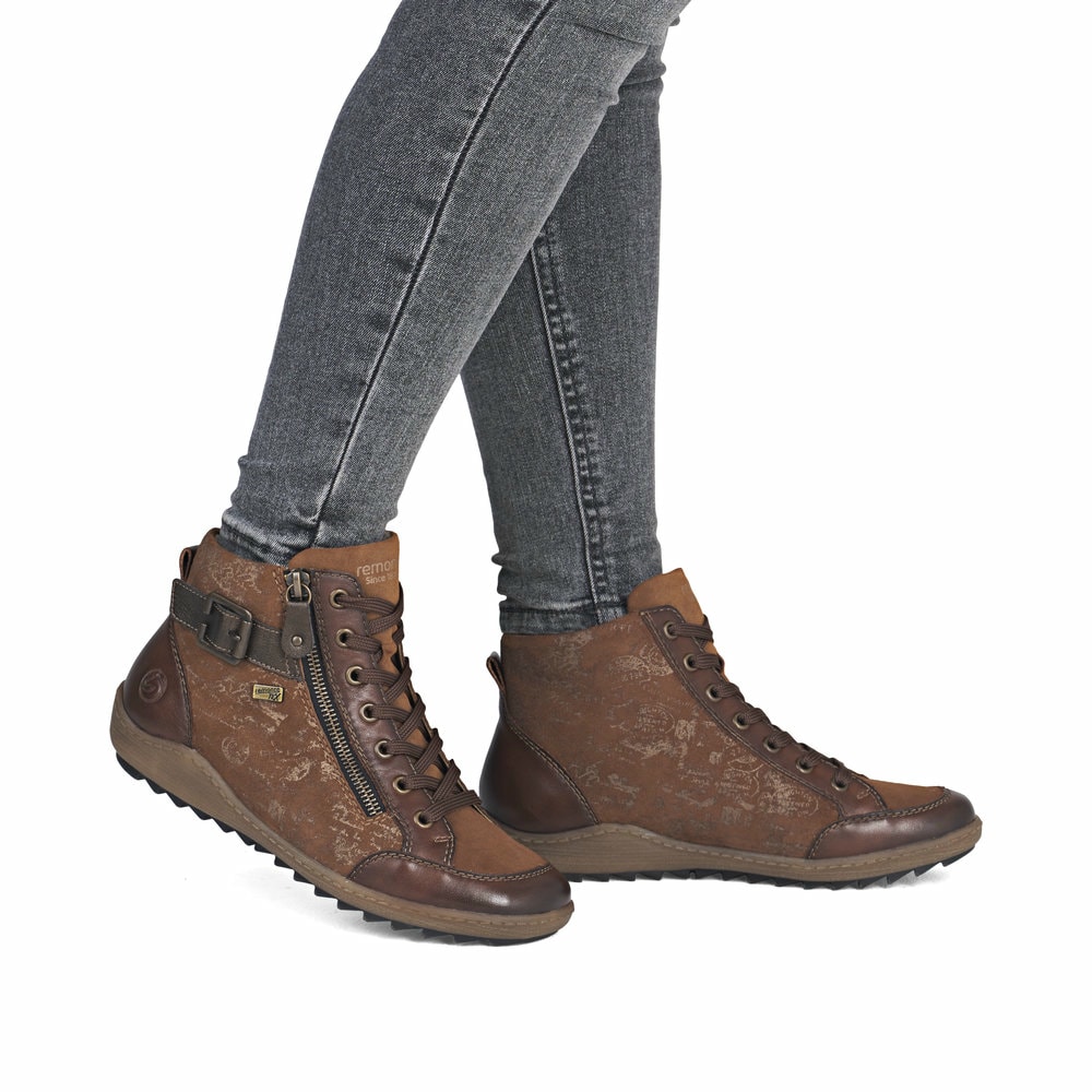 Braune remonte Damen Kurzstiefel R1441-24 mit wasserabweisender TEX-Membran. Schuh am Fuß.