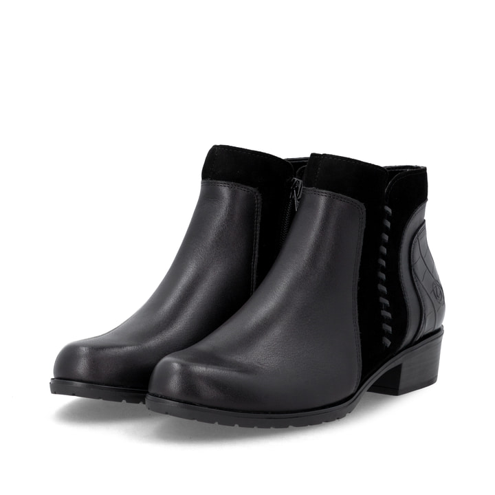 Stahlschwarze remonte Damen Stiefeletten D6893-02 mit stylischer Dekonaht. Schuhpaar seitlich schräg.