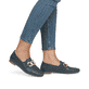 Blaue remonte Damen Loafer D0K09-14 mit Gummizug sowie gepolsterter Einlegesohle. Schuh am Fuß.