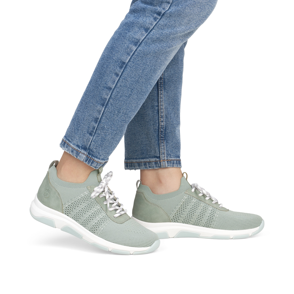 Grüne remonte Damen Slipper D1S05-52 mit einem Gummizug sowie der Komfortweite G. Schuh am Fuß.