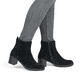 Schwarze remonte Damen Stiefeletten D2A81-02 mit einem Reißverschluss. Schuh am Fuß.