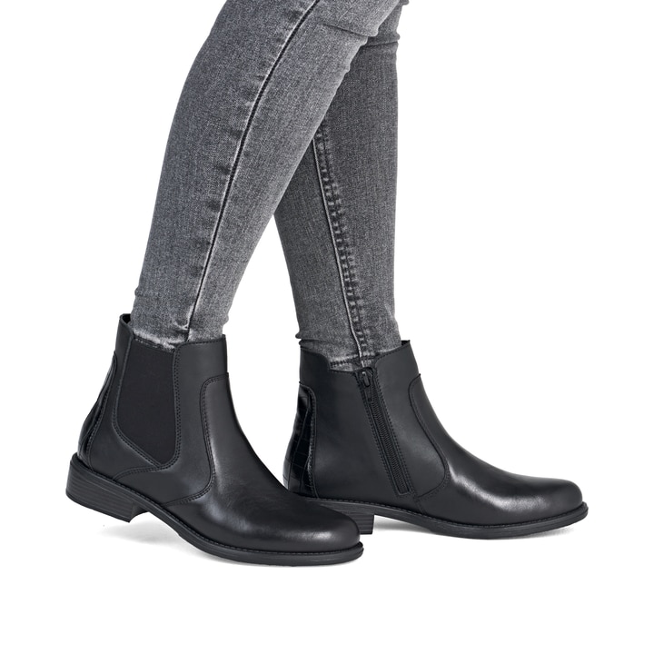 Schwarze remonte Chelsea Boots D0F70-00 mit einem Reißverschluss. Schuh am Fuß.