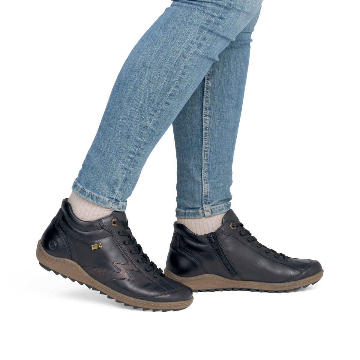 Schwarz-bronzene remonte Damen Schnürstiefel R1454-03. Schuh am Fuß.
