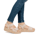 Beige remonte Riemchensandaletten D1N54-60 mit einem Klettverschluss. Schuh am Fuß.