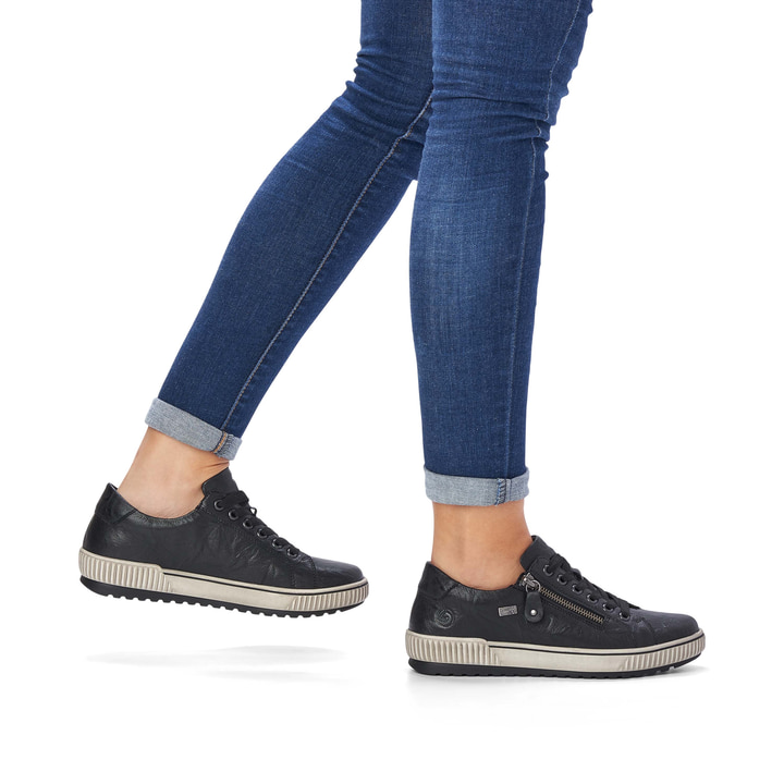 Schwarze remonte Damen Schnürschuhe D0700-00 mit wasserabweisender TEX-Membran. Schuh am Fuß.