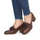 
Schokobraune remonte Damen Loafers D0V00-22 mit einer Profilsohle mit Blockabsatz. Schuh am Fuß