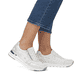 Silberne remonte Damen Sneaker Low R6700-91 mit einem Reißverschluss. Schuh am Fuß.