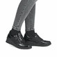 Schwarze remonte Damen Sneaker R0701-08 mit Reißverschluss sowie Komfortweite G. Schuh am Fuß.