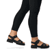 Schwarze remonte Riemchensandalen D7950-00 mit einem Klettverschluss. Schuh am Fuß.