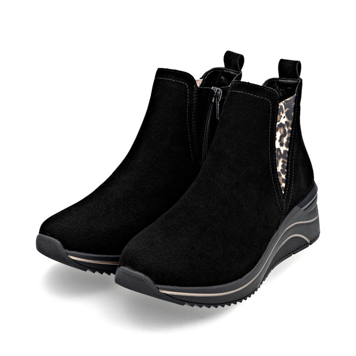 Schwarze remonte Chelsea Boots D0T75-04 mit Leo-Print sowie einem Reißverschluss. Schuhpaar seitlich schräg.