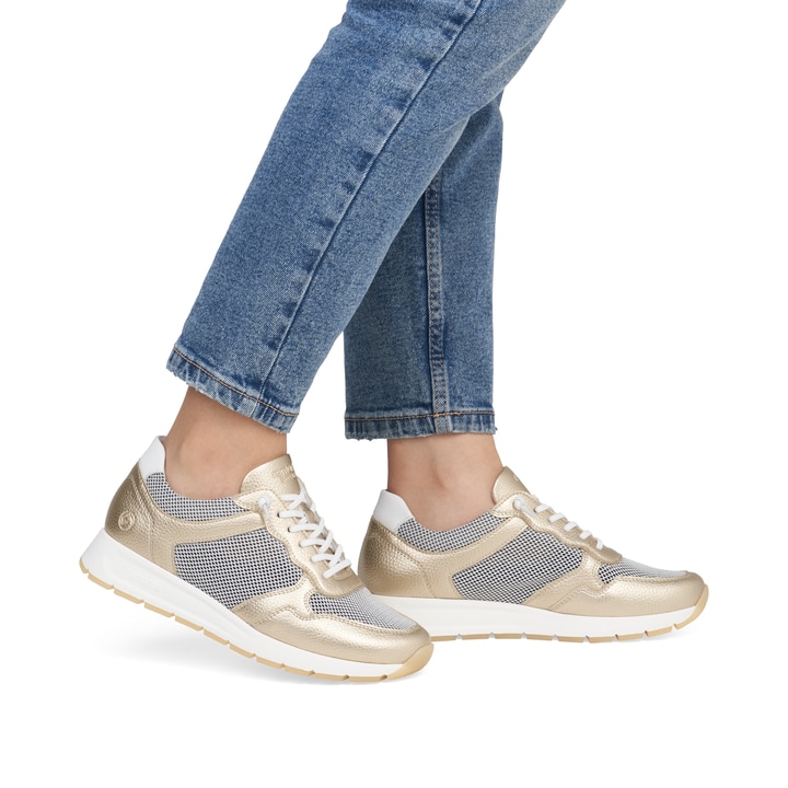 Metallische remonte Damen Sneaker Low D2G03-90 mit einer Schnürung. Schuh am Fuß.