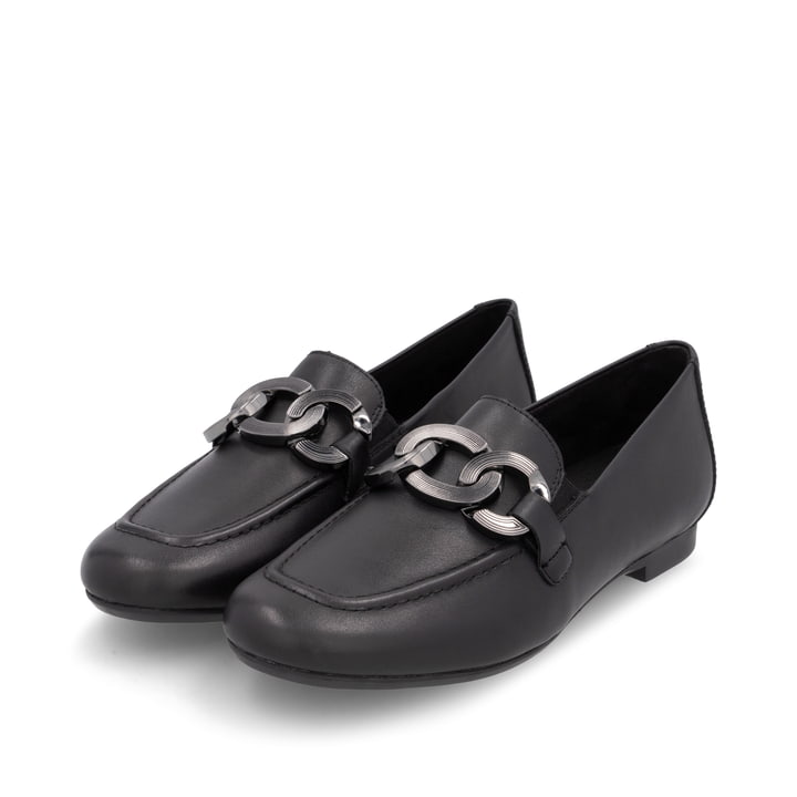 Schwarze remonte Damen Loafer D0K09-00 mit einem Gummizug. Schuhpaar seitlich schräg.