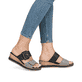 Schwarze remonte Damen Pantoletten D6463-03 mit einem Klettverschluss. Schuh am Fuß.