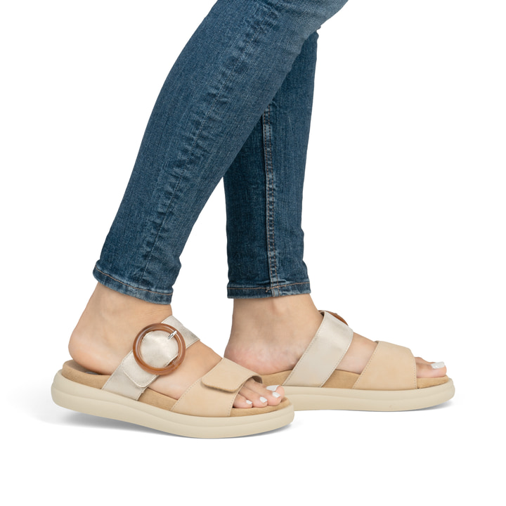 Braune vegane remonte Damen Pantoletten D2N51-20 mit einem Klettverschluss. Schuh am Fuß.