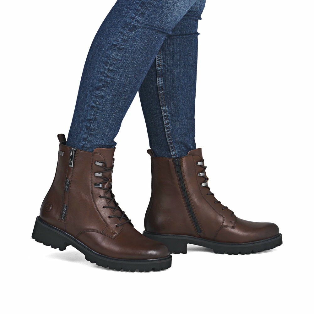 Braune remonte Damen Schnürstiefel D8656-25 mit wasserabweisender TEX-Membran. Schuh am Fuß.
