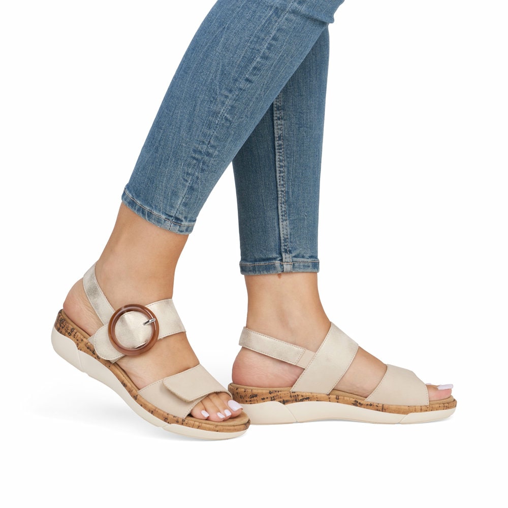 Beige remonte Riemchensandalen R6853-61 mit einem Klettverschluss. Schuh am Fuß.