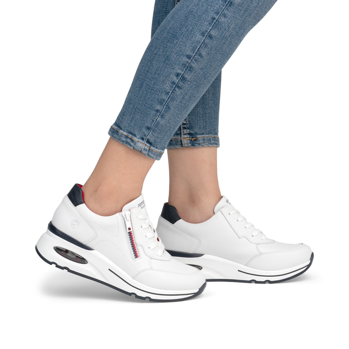 Weiße remonte Damen Sneaker Low D2H00-80 mit Reißverschluss sowie Extraweite H. Schuh am Fuß.