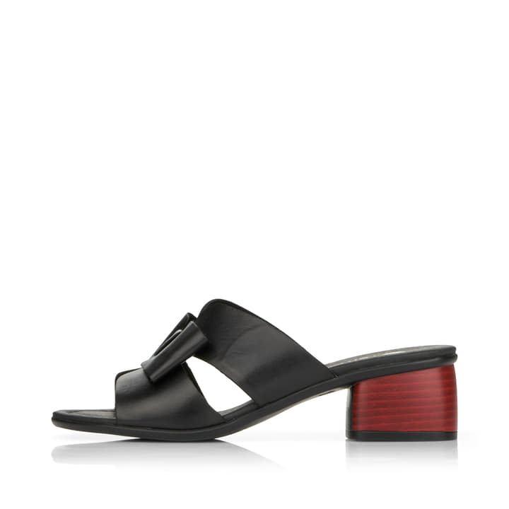 Schwarze remonte Damen Pantoletten R8759-01 mit Gummizug sowie leichter Sohle. Schuh Außenseite.