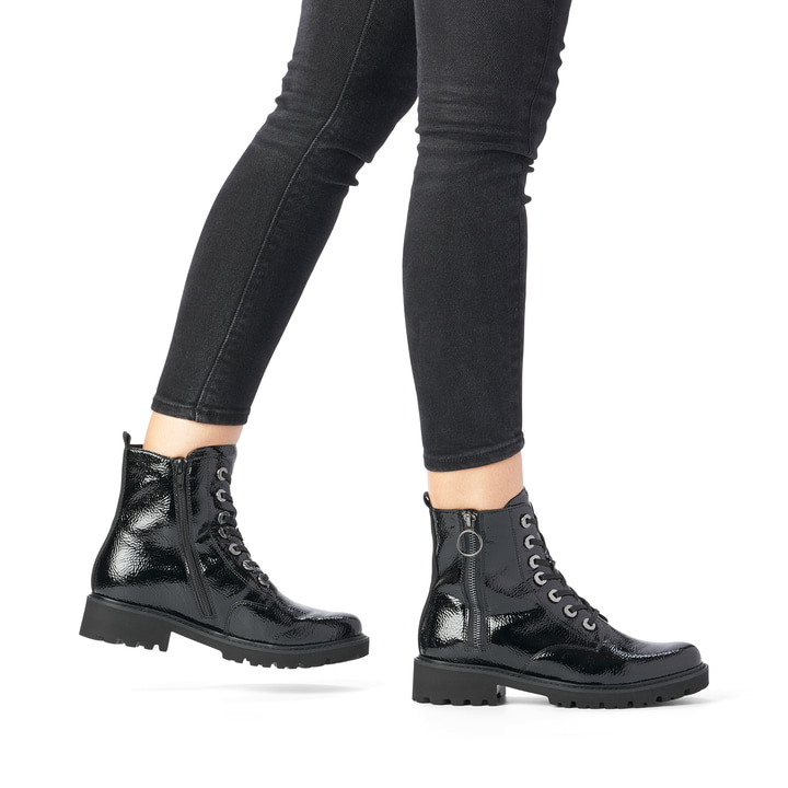 Schwarze remonte Damen Biker Boots D8671-02 mit einer besonders leichten Sohle. Schuh am Fuß