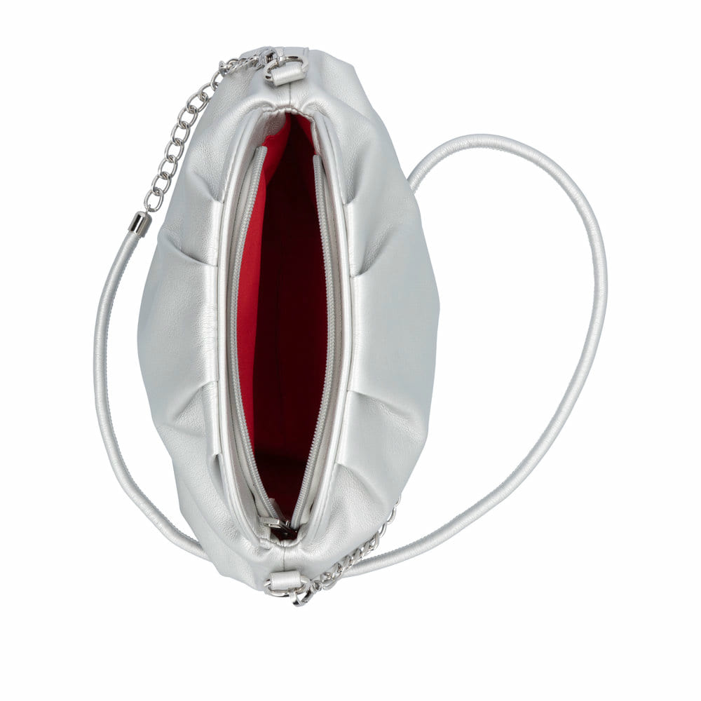 remonte Damen Handtasche Q0627-00 in Glanzschwarz aus Kunstleder mit Überschlag und Reißverschluss. Handtasche getragen.