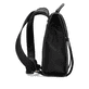 Shoppe jetzt den remonte Rucksack Q0532-00 in Schwarz mit Überschlag, Reißverschluss und Innfenfach. Rechtsseitig.