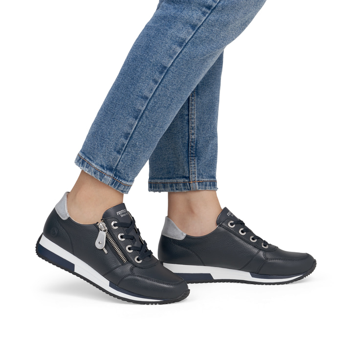 Blaue remonte Damen Sneaker Low D0H11-14 mit einem Reißverschluss. Schuh am Fuß.