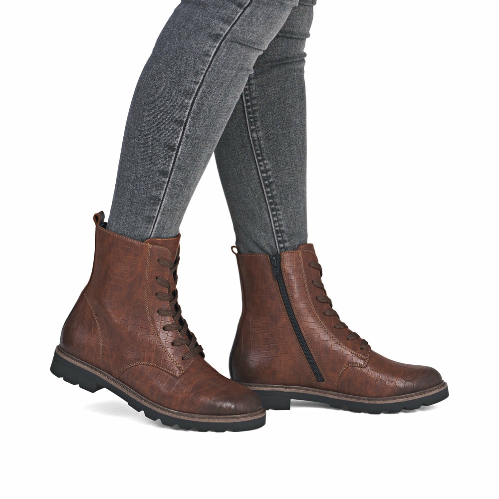 Braune remonte Damen Schnürstiefel D2Q71-22 mit einem Reißverschluss. Schuh am Fuß.