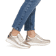 Metallische remonte Damen Sneaker Low D2G01-90 mit einem Reißverschluss. Schuh am Fuß.