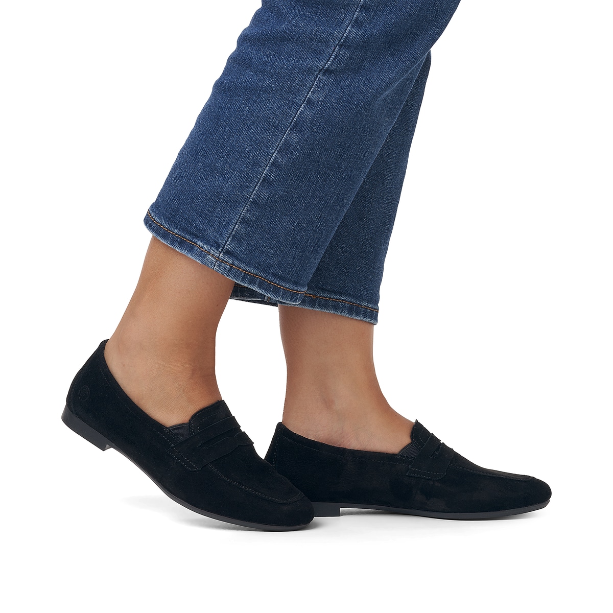 Nachtschwarze remonte Damen Loafer D0K02-00 mit einem Elastikeinsatz. Schuh am Fuß.