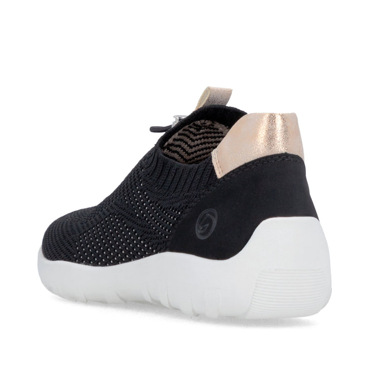 Schwarze remonte Damen Slipper R3520-03 mit einem Gummizug sowie Komfortweite G. Schuh von hinten.