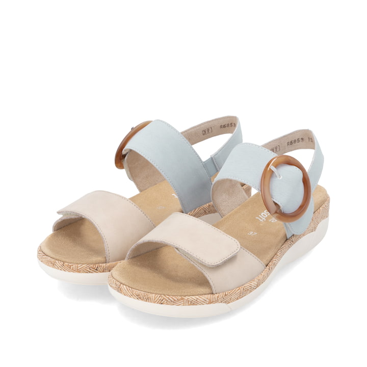Blaue remonte Riemchensandalen R6853-12 mit einem Klettverschluss. Schuhpaar seitlich schräg.