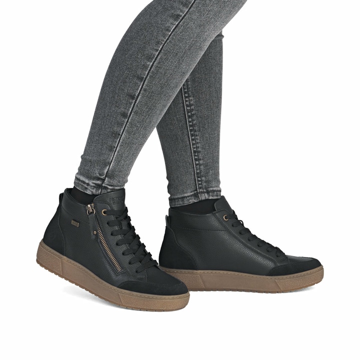 Schwarze remonte Damen Kurzstiefel D2T71-00 mit wasserabweisender TEX-Membran. Schuh am Fuß.