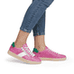 Rosane remonte Damen Sneaker Low D2C02-31 mit einem Reißverschluss. Schuh am Fuß.