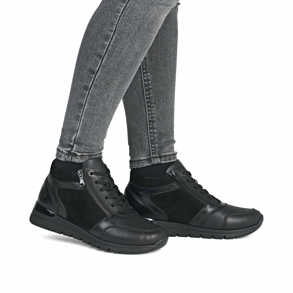 Schwarze remonte Damen Kurzstiefel R6776-02 mit einem Reißverschluss. Schuh am Fuß.