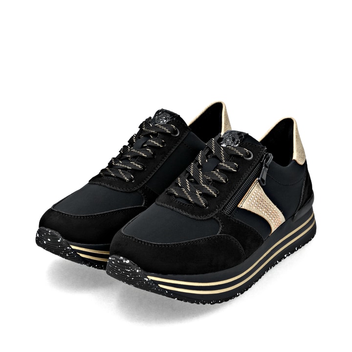 Schwarze remonte Damen Sneaker D1330-03 mit Reißverschluss sowie Komfortweite G. Schuhpaar seitlich schräg.